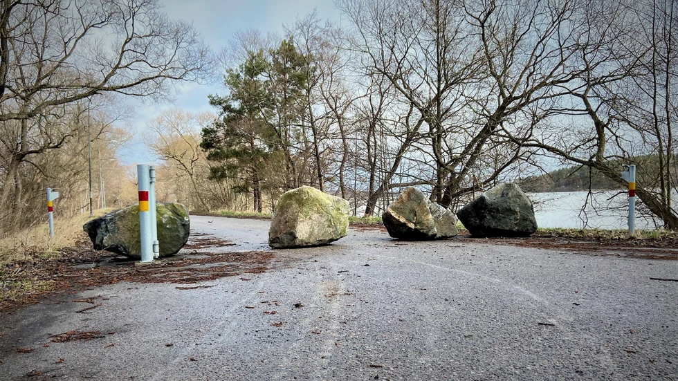 Infarten till Lantmännens pir i Gorsingeholm har vid flera tillfällen utsatts för skadegörelse. På onsdagen hade någon baxat bort flera stenbumlingar för att komma fram.