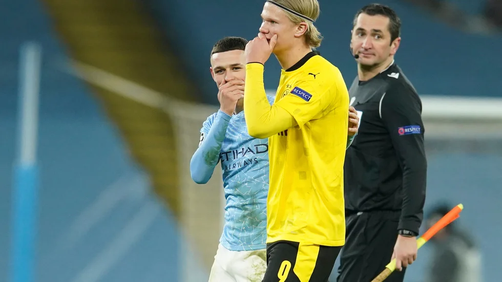 Dortmunds Erling Braut Haaland lämnar planen efter matchen mot Manchester City.