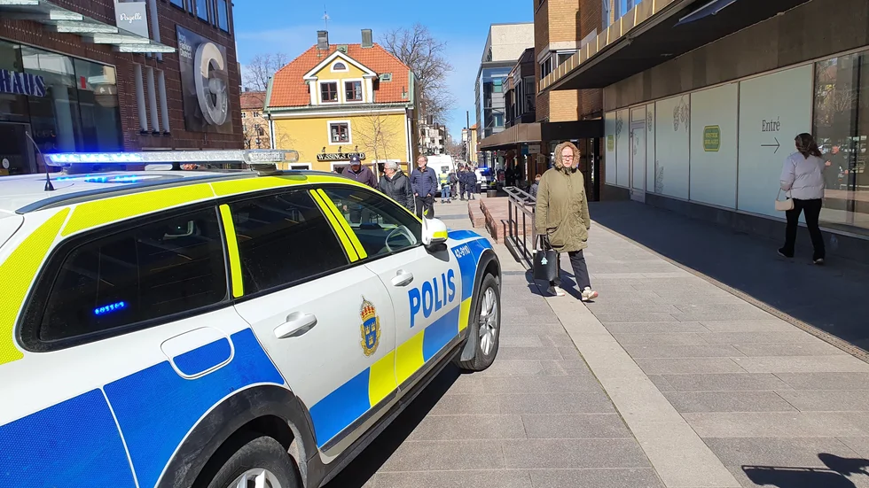 Polisen larmades till Swedbanks kontor på Repslagaregatan efter att en man uppträtt aggressivt.
