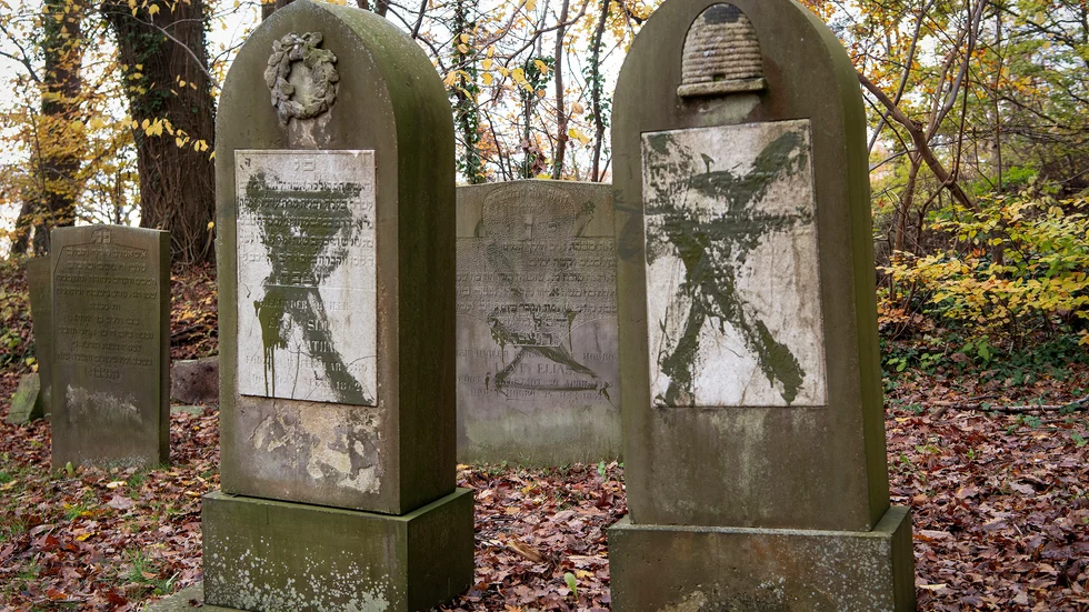 Vandaliserade gravstenar i på en judisk begravningsplats i Randers i Danmark 2019. Arkivbild.