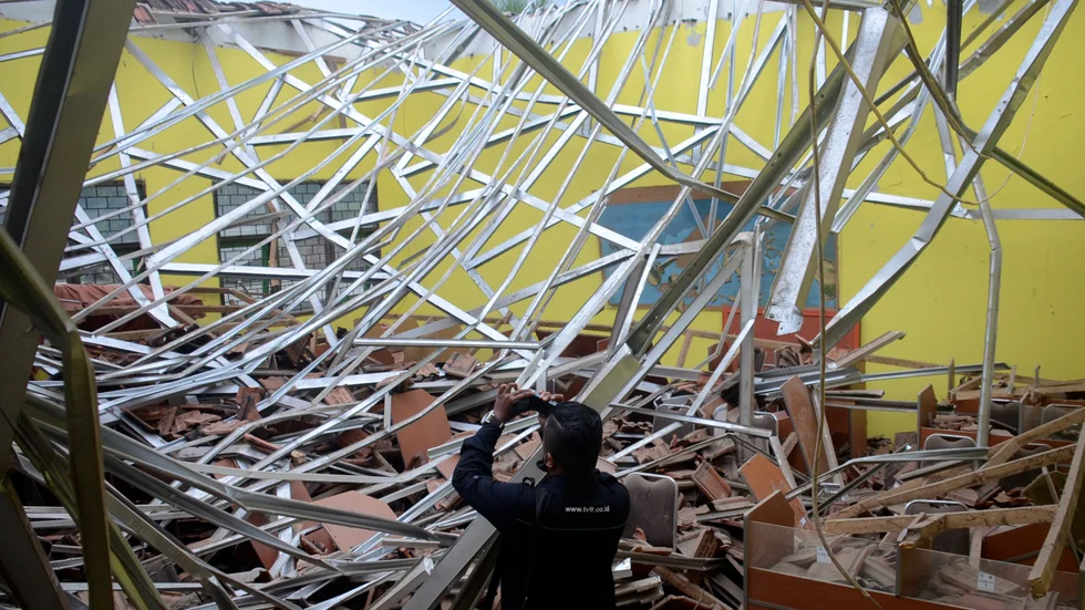 En jordbävning har skakat Indonesien. Här syns hur taket ovanför ett klassrum har rasat i staden Malang.