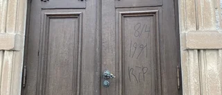 Klotter på kyrka till minne av death metal-sångare
