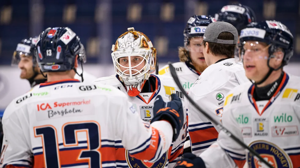 Växjös målvakt Viktor Fasth klappas om efter att ha hållit nollan mot Färjestad.