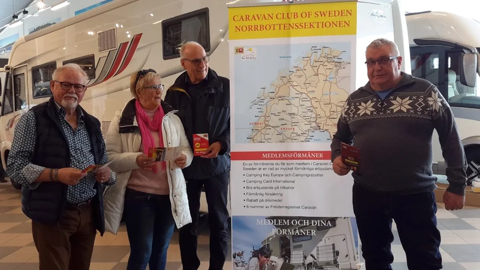 Ett spännande besök för Ingegerd och Michael som besökte montern hos Caravan Club  då Kjell och Lars Erik  informerade om medlemskapet.