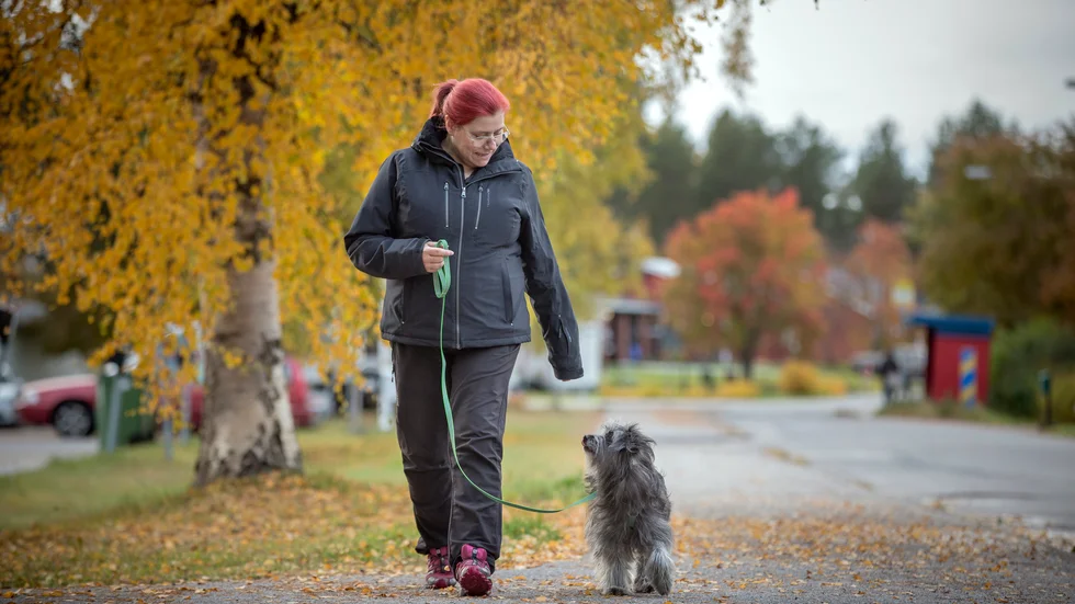 Hundinstruktören Yvonne Fång tillsammans med terapihunden Yuni. 