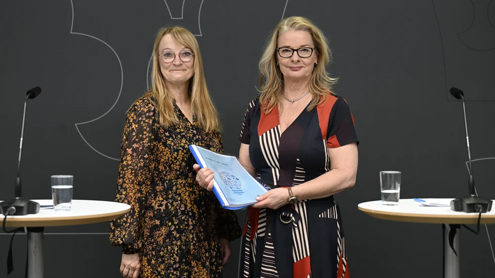 Skolminister Lotta Edholm (L) tar emot delbetänkandet från utredaren Åsa Lundkvist.