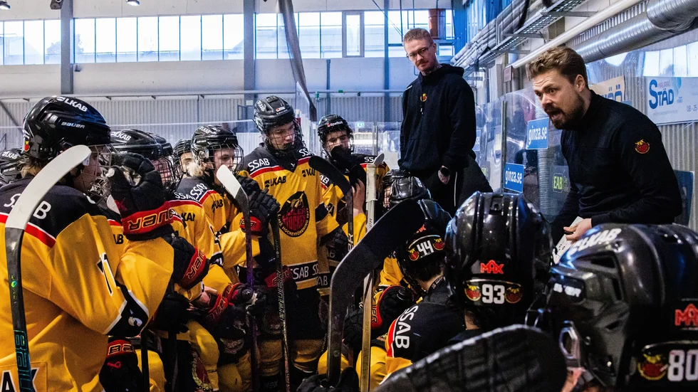Luleåtränaren Niclas Karlsson med spelare i en timeout under final 2 mot Djurgården.