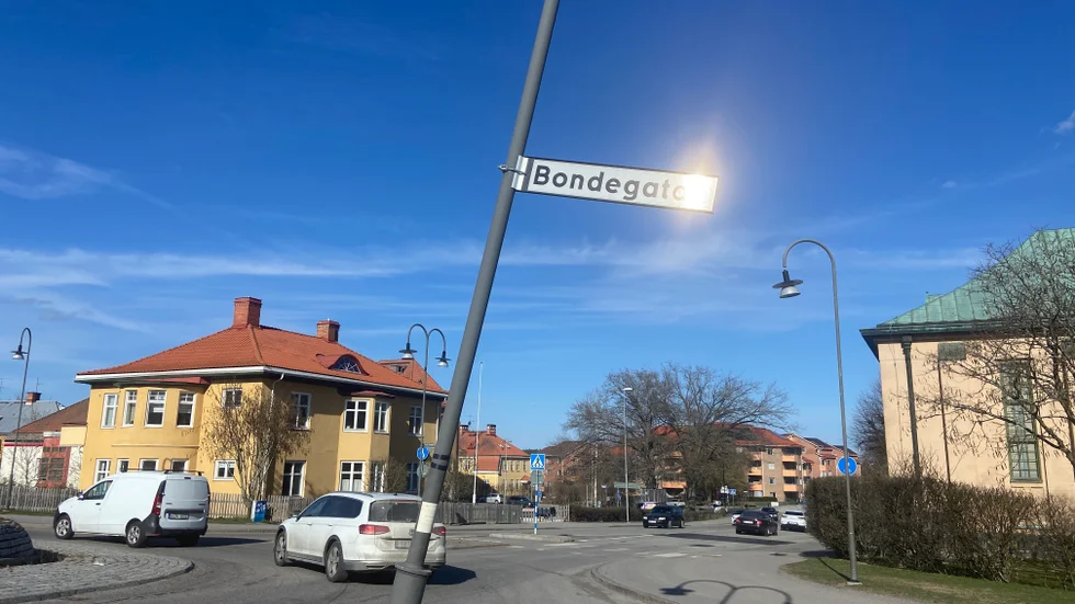 Stolpen på Bondegatan står allt annat än rak, och på skärtorsdagen ska den bytas ut. Under tiden som arbetet pågår kommer ena väghalvan och ett övergångsställe att vara avstängda.