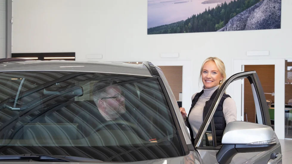 Emilie Crusell är bilförsäljare på Bilvalet i Visby och kan snart erbjuda kunderna flera spännande nyheter. 