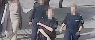 Åklagaren: 18-årig kvinna sparkade polis som vittnat 