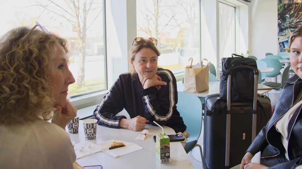 SVT-producenterna Kristina Lindström och Maria Magnusson besöker Wisbygymnasiet för att visa deras nya dokumentärserie. Efter föreläsningen bjöd de in till diskussion med eleverna.