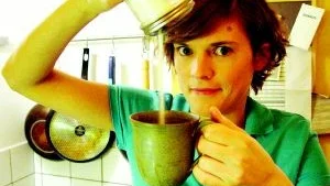 Testar det mesta. Frida Nilsson, programledare för Hjärnkontoret, testar gärna olika saker. Här laddar hon med kaffe för att hålla sig vaken en hel natt.                                                                                                    Foto: Frida Lindin