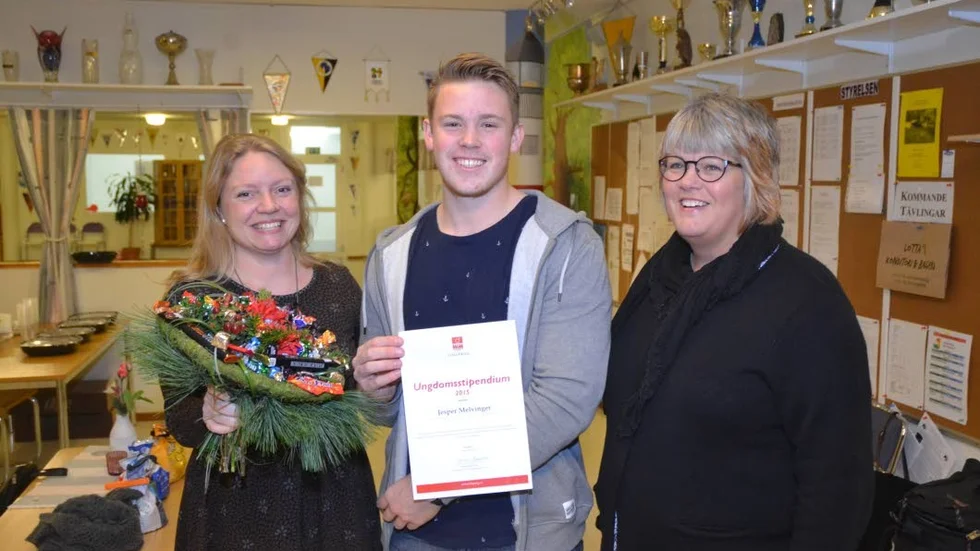 Fick stipendium. Jesper Melvinger, Finspångs Kanotklubbs stjärna, har fått årets ungdomsstipendium av Finspångs kommun. Här överlämnat av politikerna Åsa Johansson, till vänster, och Ulrika Jeansson.