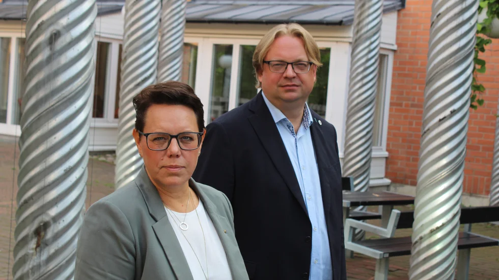 De ledande regionpolitikerna, bland andra Marie Morell (M) och Fredrik Sjöstrand (M), tillåter begränsningar av vårdutbudet under 2024, för att lyckas med hyrstoppet.