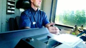 Foto: ANDERS STEINER De lokförare som dagligen kör sträckan VästervikLinköping är allvarligt oroade över Västerviksbornas bristande respekt för tågtrafik. Det gäller verkligen att ha ögonen med sig, säger lokföraren Kennerth Carlswärd.