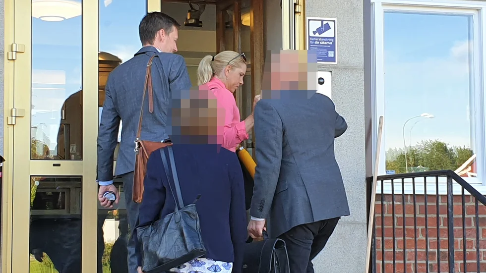 Advokaterna Jonas Westerlund och Carolina Holmberg promenerar in i rätten tillsammans med mäklaren och den närstående kvinnan när rättegången startade för några veckor sedan.