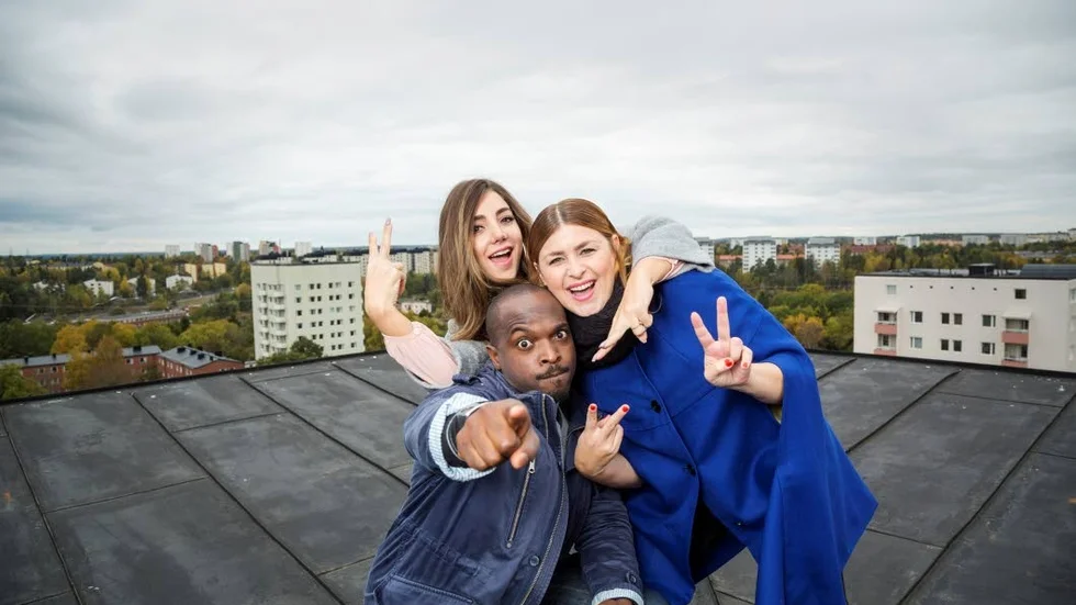 Programledarna
Kodjo Akolor, Gina Dirawi, Linnea Henriksson går in i glasburen på söndag för att sända Musikhjälpen från Norrköping.