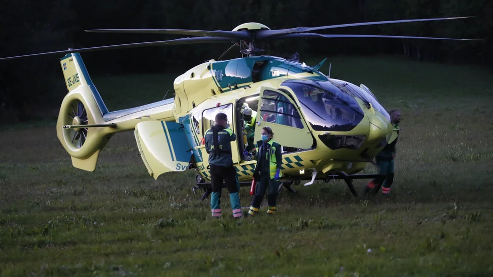 Kvinnan fördes till Nus med ambulanshelikopter.