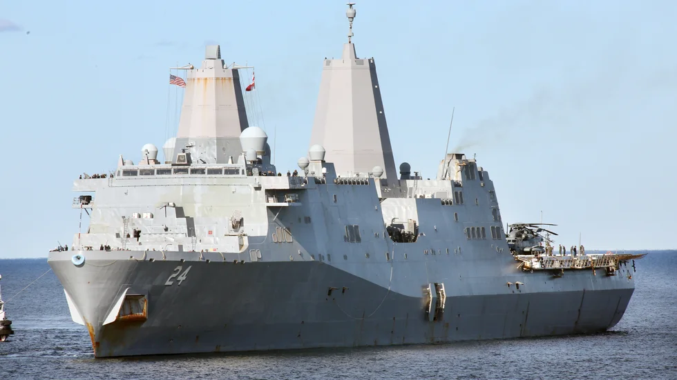 USS Arlington är längre än de största Gotlandsfärjorna och fick lägga till vid kryssningskajen.