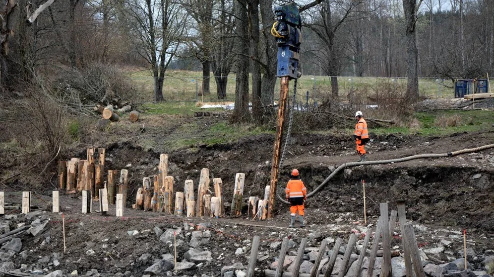 Nedre Duvkullen. Renoveringsarbetet vid Duvkullen nedre. Nu skjuter regeringen till pengar för en större renovering av kanalen.