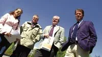 Anna Adolfsson, projektledare på Klarkullen Evenemang, Björn Gunnarsson, Tjustbygdens Sparbank, Conny Jansson , kommunchef och Harald Hjalmarsson, kommunalråd tror att mässan Det goda livet ska bli en succé. Foto: MARCUS ERIKSSON