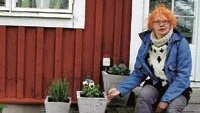 Åsa Hasselrot med prov på blomkrukor som hon gjutit i betong. Foto: LENA PETTERSSON