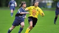 Steget före var VFF hela tiden i derbyt mot Gamleby. Therese Nilsson försöker jaga ifatt VFF:s Camilla Wremerth. Foto: MAGNUS GLANS