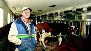 Foto:  HANS BRANDIN Göran Andersson, Grånsten, Lofta får guldmedalj för 23 år prickfri leverans av mjölk. Men så fort han fått sin guldmedalj tänker han sälja korna och ägna sig åt annat. Han har haft mjölkproduktion sedan 1977 och blir den sista brukaren av släktgården som gått i arv i många generationer.