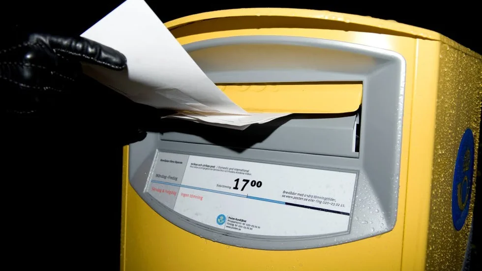 Postkaos. En bra postservice är en väsentlig del av ett lands infrastruktur. Om hela Sverige ska leva måste Posten anpassas till sina kunder. Inte tvärtom.