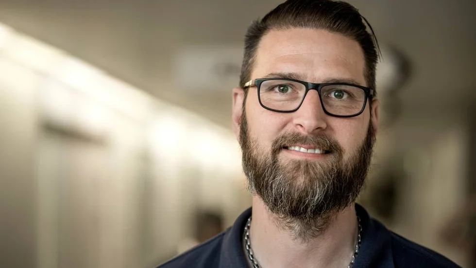 Skadedjurstekniker. Tom Jonsson menar att samtalen ökar i samband med att man börjar mata fåglarna.