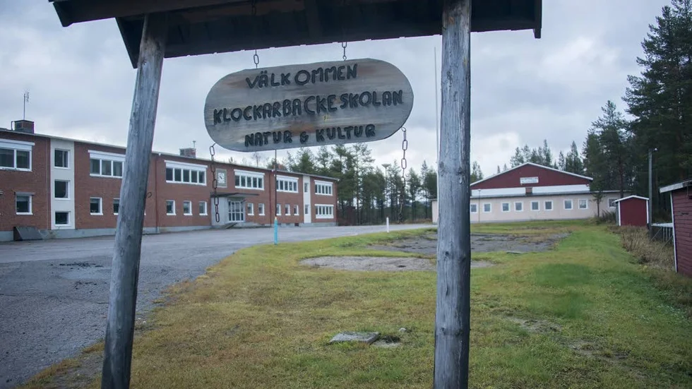 Anbud. Det är stora byggnader som står tomma i den gamla skolan i Moskosel. Anbud ska ha inkommit till kommunen, och kommunstyrelsens utskott ska behandla ärendet i mitten av januari. (Arkivbild)