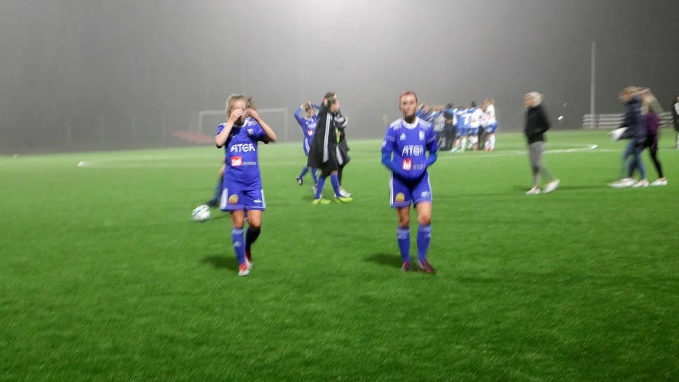 DIMMIGT. Storfors hemvändare Selma Uddström (tv) tar sig för huvudet trots att hon klev fram ur dimman och var lagets främsta spelare i 0–5-matchen mot Sunnanå.