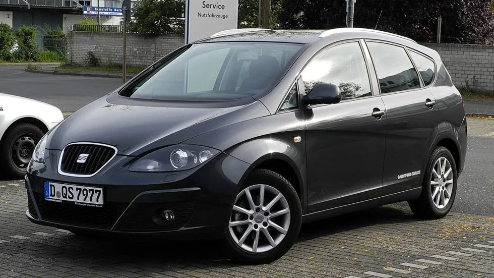 Modell. Polisen efterlyser en svart Seat Altea. Ser man en bil liknande den på bilden bör man höra av sig till 114 14. Det är dock inte bilen på bilden som söks, bara samma modell.