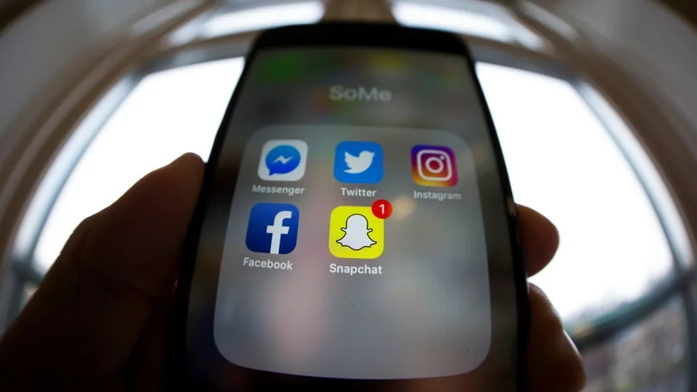 Talspråk och skriftspråk kommer nära varandra på sociala medier. Språkkonsult Anna Antonsson tycker att det är kul och intressant och gör att vi blir bättre på att skriva genrespecifikt.