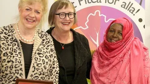 Ulla-Britt Boström, ordförande Röda Korset Piteåkretsen, Vera Renberg, mångfaldsstrateg Piteå kommun och Medina Ahmed, inflyttad Pitebo från Somalia som regelbundet medverkar i Röda korsets aktiviteter.