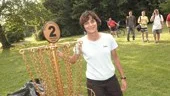 Niloofar Mossavarrahmani förärades en förgylld korg på Folkparkens frisbeegolfbana. Det var hon såklart värd, efter VM-guldet.
FOTO: NICLAS SANDBERG