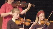 Musiklärare Lotti Odenhall med ett par av sina elever. (Bilden tagen vid ett annat tillfälle.)
FOTO: TITTI OLOVSSON
