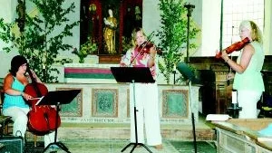Tre Systrar uppträdde för första gången med både musik och sång vid Musik vid Helgsmål i Sankta Maria kyrka i lördags. Från vänster: Sarah, Jenny och Åsa Eriksson.
FOTO: MAGNUS JOHANSSON
