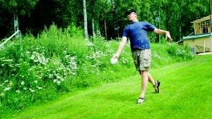 Den överväxta jordhögen bredvid Jörgen Olsson ska tas bort och jämnas ut. Det är där, jämte Björklidens fotbollsplan, som de fyra nya varpabanorna kommer att ligga.  Man vill inte komma dit och vara sopsämst, men vinna kan vi nog glömma, säger han om nästa års SM.
FOTO: CAROLINA HÄGGKVIST