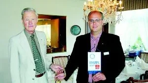 Presidentskifte. Bengt Wickström (till vänster) lämnar över presidentposten i Finspångs Rotaryklubb till Hotell De Geers vd Anders Bergström.