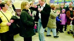 Sten Nilsson bjöd på sig själv och skojade med publiken på Viberga i lördags.
FOTO: TITTI OLOVSSON