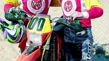 Bert Lilja och Hans Engberg, Finspångs MS, tog hem segern i motionsklassen när Sandracet i enduro i Finspång för första gången avgjordes som lagtävling.
FOTO: GUNNAR JOHANSSON