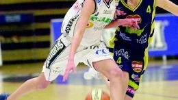 Elisabeth Egnell och tjejerna i Norrköpings Dolphins hade egentligen inget att hämta mot starka Solna Vikings. 57-86 var talande siffror och det hjälpte inte att Elisabeth blev bästa poänggörare i hemmalaget.
FOTO: NICLAS SANDBERG