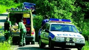 59-åringen tas om hand av ambulanspersonal och förs till Vrinnevisjukhuset för vård.
FOTO: ROBERT SVENSSON