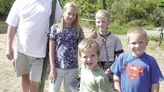Jörgen Rachs son fick sina kläder sönderrivna på lekplatsen. Nu vill han att kommunen ska göra något innan barnen skadas allvarligt, och syskonen Jessica och Pontus Andersson, Partik Rach och Emil Fagerberg  - ja de vill ha en lekplats som det går att leka på
FOTO: TITTI OLOVSSON