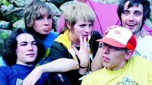 Fem medlemmar från popkollektivet 50 Hertz, Norrköpingsbandet som på torsdagen inledde Emmabodafestivalen.