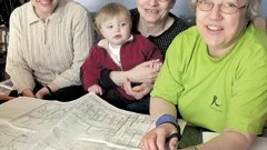 Längst fram har de parkerat sig, Elin Slättner med Anton och Marie Lindgren med lille Otto.
FOTO: HASSE JOHNSSON