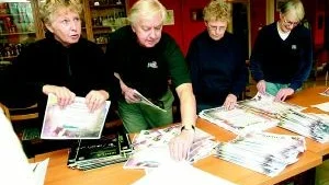 I går samlades inte mindre än 27 ledare och pensionärer i Nais klubblokal för att få ut inbjudningar till över 2 000 klubbar. På plats fanns bl a Hans-Olof Somdahl (i mitten).
FOTO: NICLAS SANDBERG
