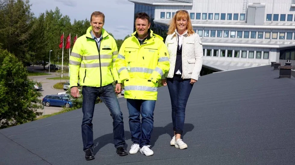 Daniel Fåhraeus, vd Pite energi, Patric Jonsson, affärsutvecklare vid Pite energi, och Nina Sjömark, marknadschef vid PNF, på taket där den nya solcellsparken ska uppföras.