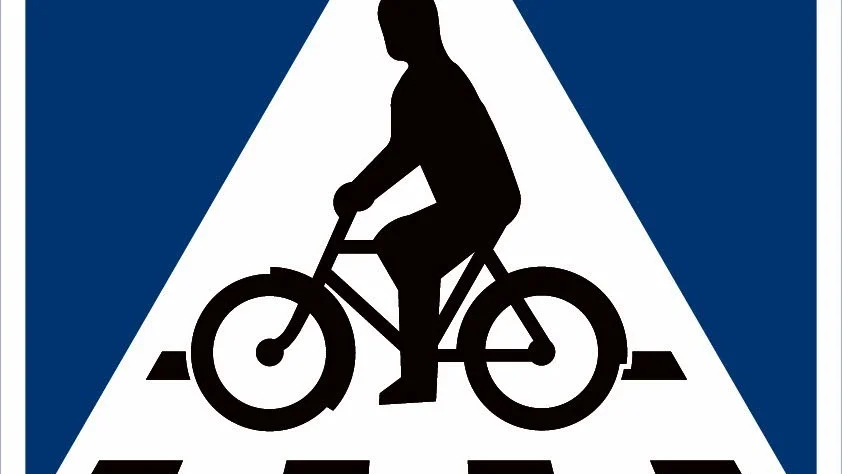 En alldeles ny skylt som visar att cyklister har företräde. Än så länge finns den inte i Piteå.